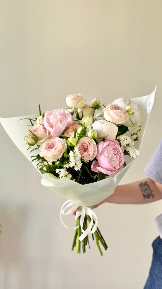 "Kiss from a rose" Art Bouquet – BloomRoom.ee, fresh flowers in Tallinn