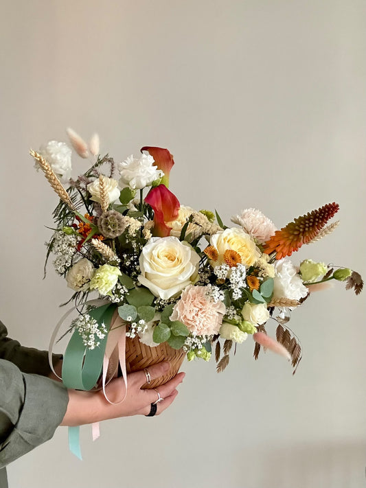Flower bascet with seasonal bloomers 🧡 – BloomRoom.ee, värsked lilled Tallinnas