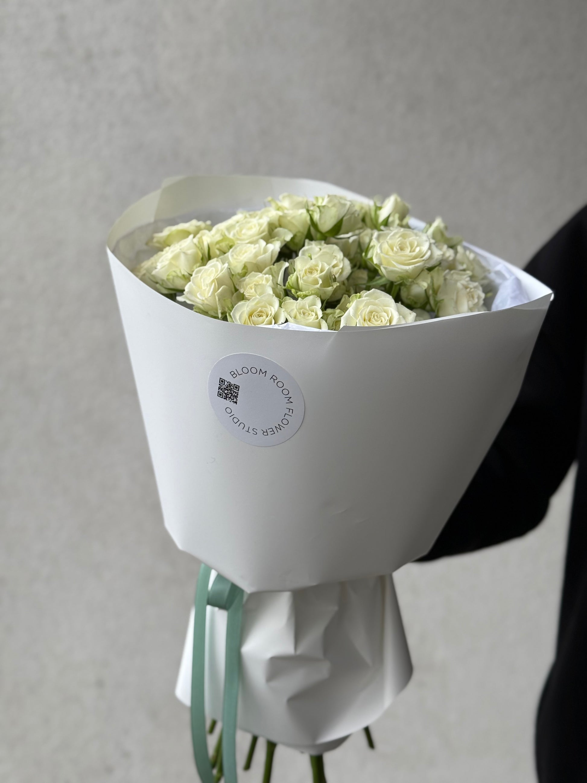 Valge roosi kimp luksuslikus pakendis | Люксовый букет белых роз в упаковке | Luxury bouquet of white roses in elegant wrapping