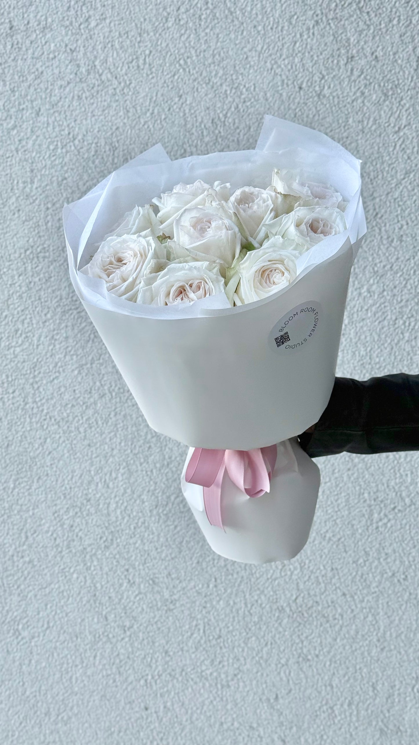 Valge O'Hara rooside kimp | Букет белых роз О'Хара | 9 "White O'Hara" Roses bouquet in elegant packaging