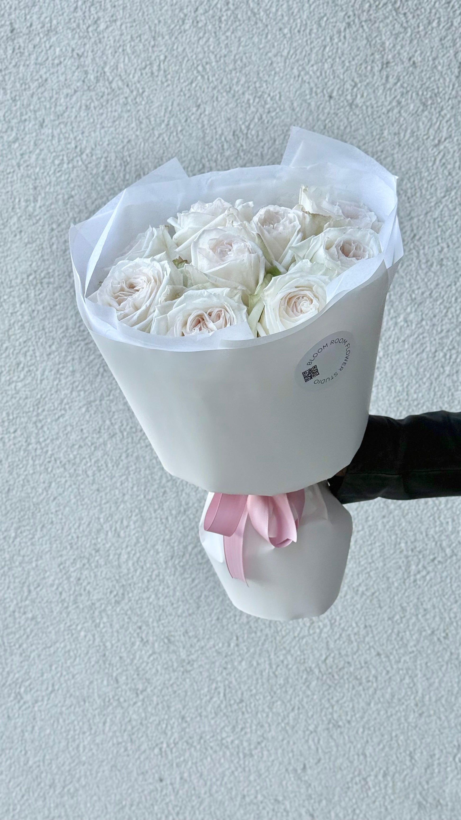 Valge O'Hara rooside kimp | Букет белых роз О'Хара | 9 "White O'Hara" Roses bouquet in elegant packaging