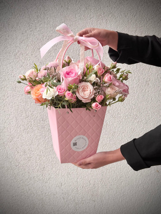 Pink Stylish Bag with roses – BloomRoom.ee, свежие цветы в Таллине