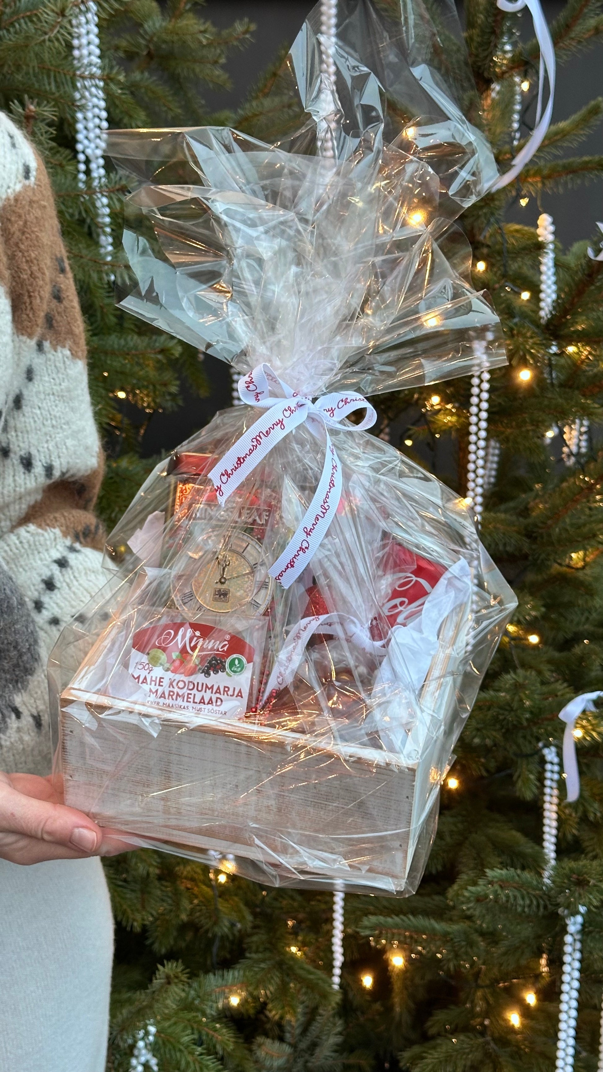 Puitkast, kus on Santa kingitused nagu Coca Cola, tee, juust, kommid ja martsipan | Деревянная коробка с подарками от Санты, включая Кока-Колу, чай, сыр, конфеты и марципан | Wooden box with Santa gifts like Coca Cola, tea, cheese, candies, and marzipan