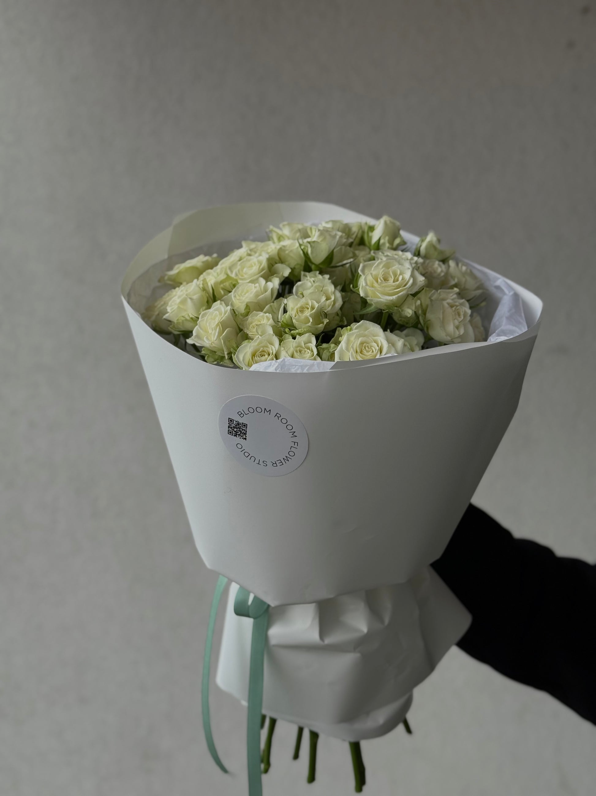 Valged pruunid roosid kingitusena | Белые розы в букете | Elegant bouquet of white spray roses in premium packaging