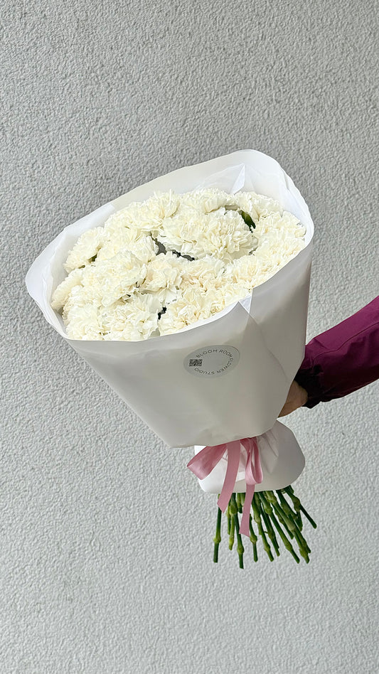 23 "Moon Gohlem" Dianthus | 23 "Лунный Гогем" Гвоздики | 23 "Moon Gohlem" Dianthus bouquet in elegant packaging – BloomRoom.ee, fresh flowers in Tallinn