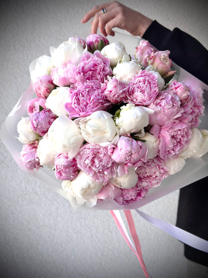 WOW bouquet with 50 pink and white peonies