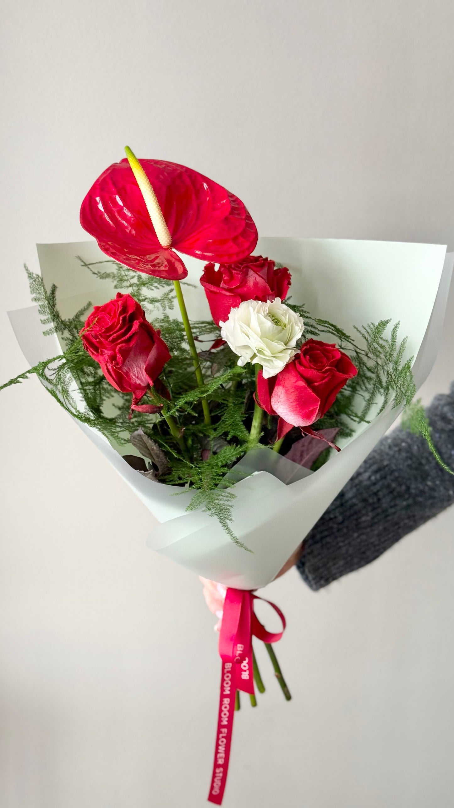 Wuthering Hights mini Art Bouquet koos anthuriumi, sametirooside ja ranunkulustega | Букет Wuthering Hights с антуриумом, бархатными розами и ранункулюсами | Wuthering Hights mini Art Bouquet featuring anthurium, velvet roses, and ranunculus
