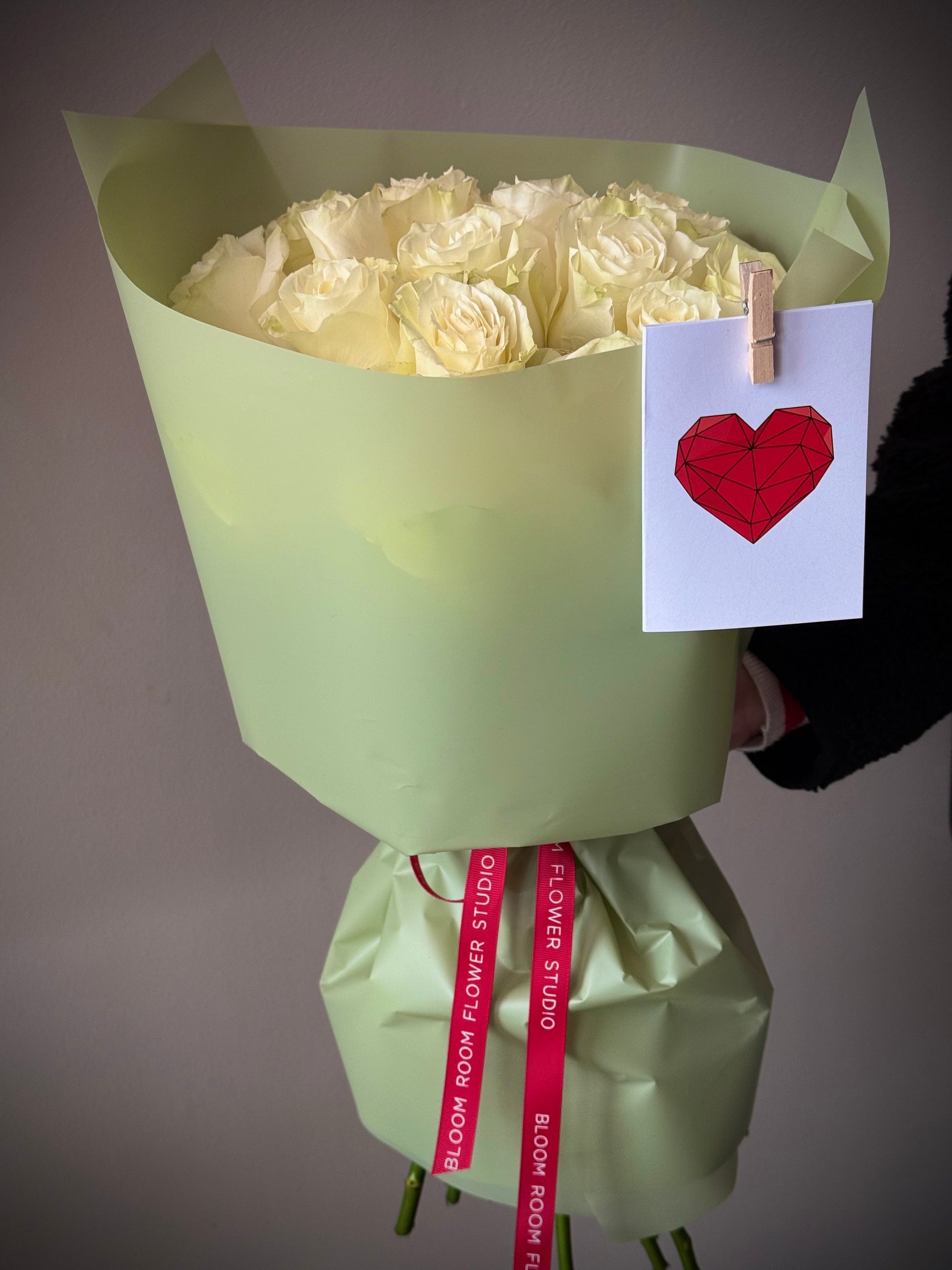 Valge „Mondial“ rooside kimp stiilses pakendis | Букет белых роз „Mondial“ в стильной упаковке | Elegant bouquet of white „Mondial“ roses in chic packaging