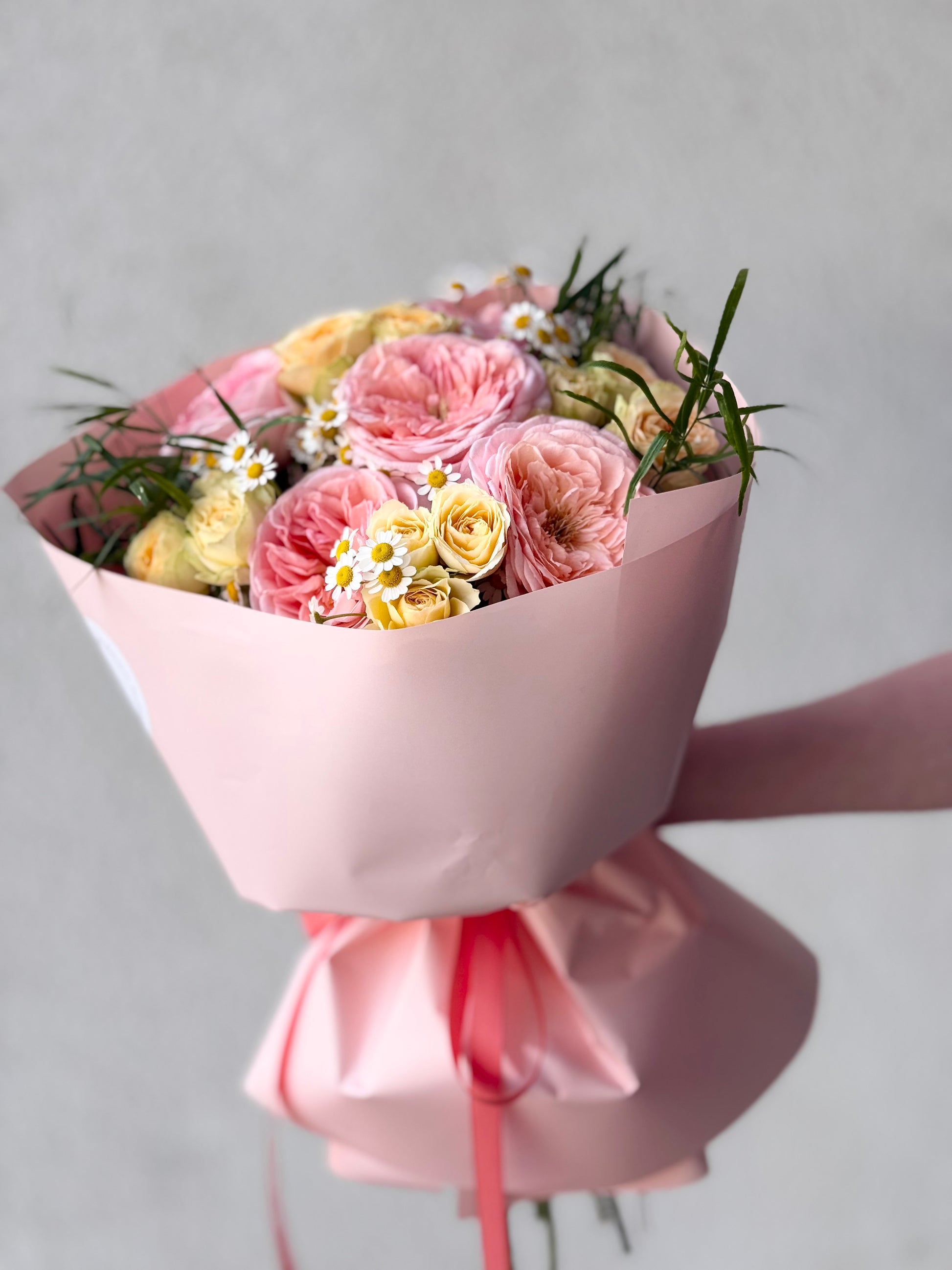 Suvi Aiakimbuga | Летний садовый букет | Summer Garden Mix Bouquet of pink and yellow roses with daisies.