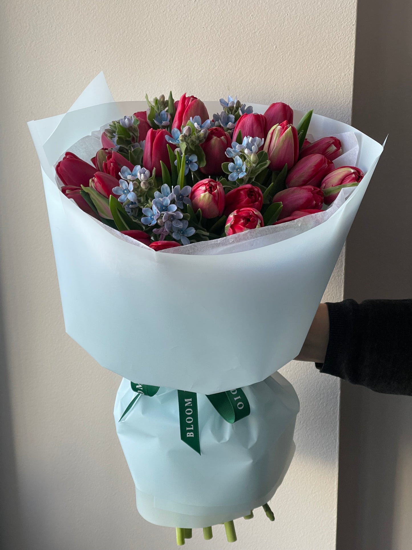 Punased tulpide ja sinised oksüpetaalid | Красные тюльпаны и голубые оксипеталумы | Red tulips and blue oxypetalum bouquet