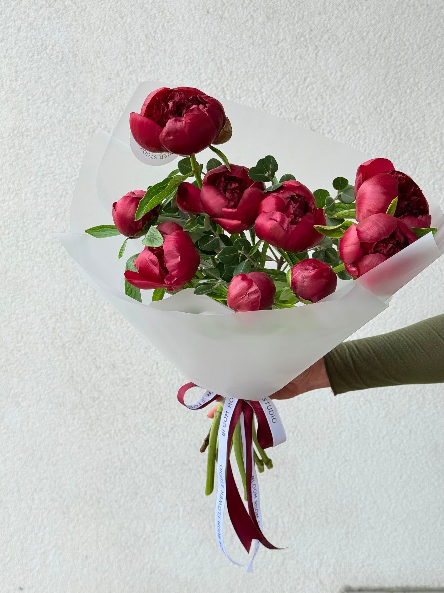 9 punast võlupeoniat matti paberis | 9 красных пионов в матовой упаковке | 9 Red Charm Peonies wrapped in matte paper