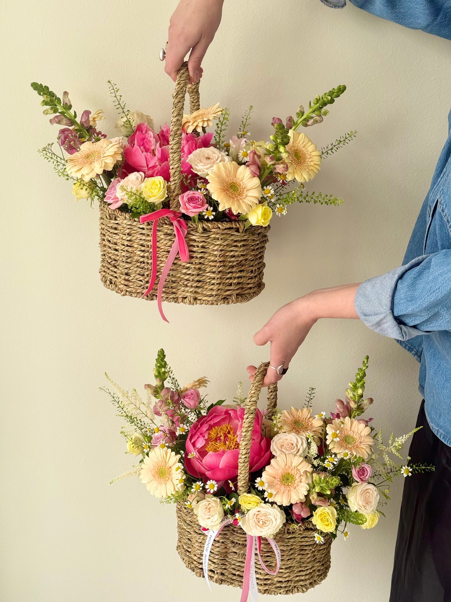 "Moms Garden" Flower Basket with spring mix