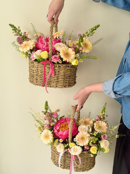 "Moms Garden" Flower Basket with spring mix