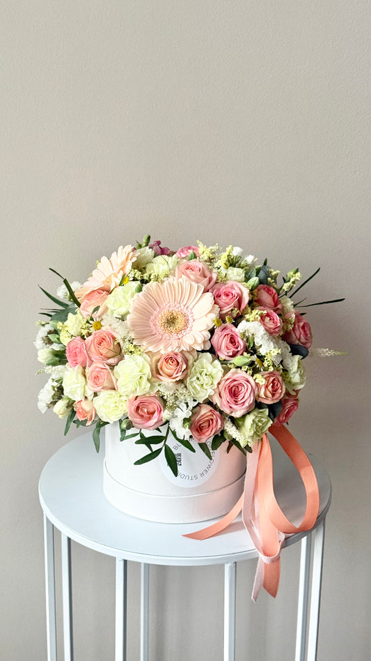 Midi Bloom box – BloomRoom.ee, fresh flowers in Tallinn