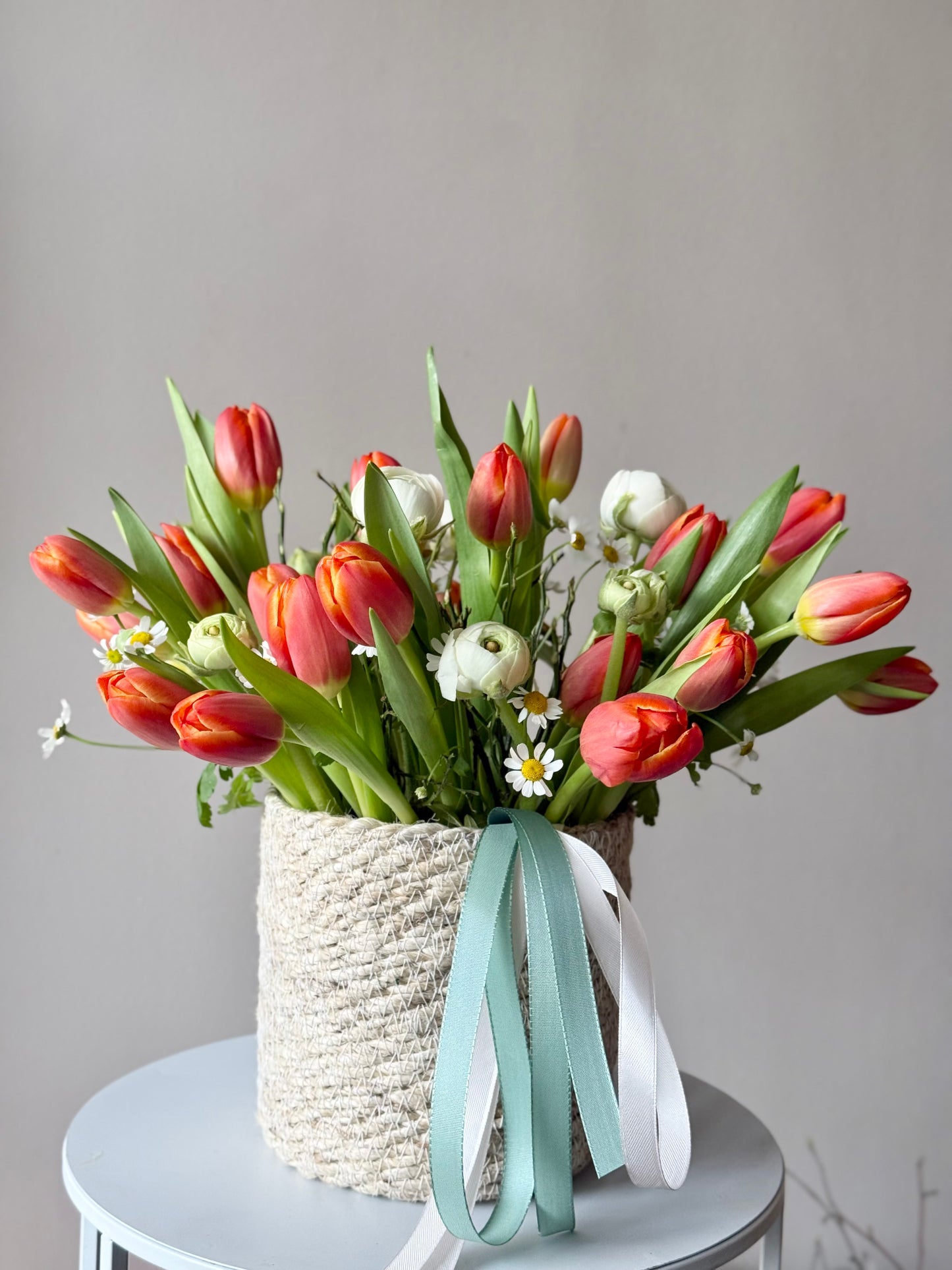 Kevadine teraapia korv | Корзина «Весенняя терапия» | "Spring Therapy" Basket with orange tulips and daisies.