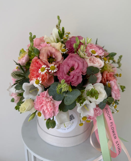 Summer flowers mix in mini Bloom Box – BloomRoom.ee, fresh flowers in Tallinn