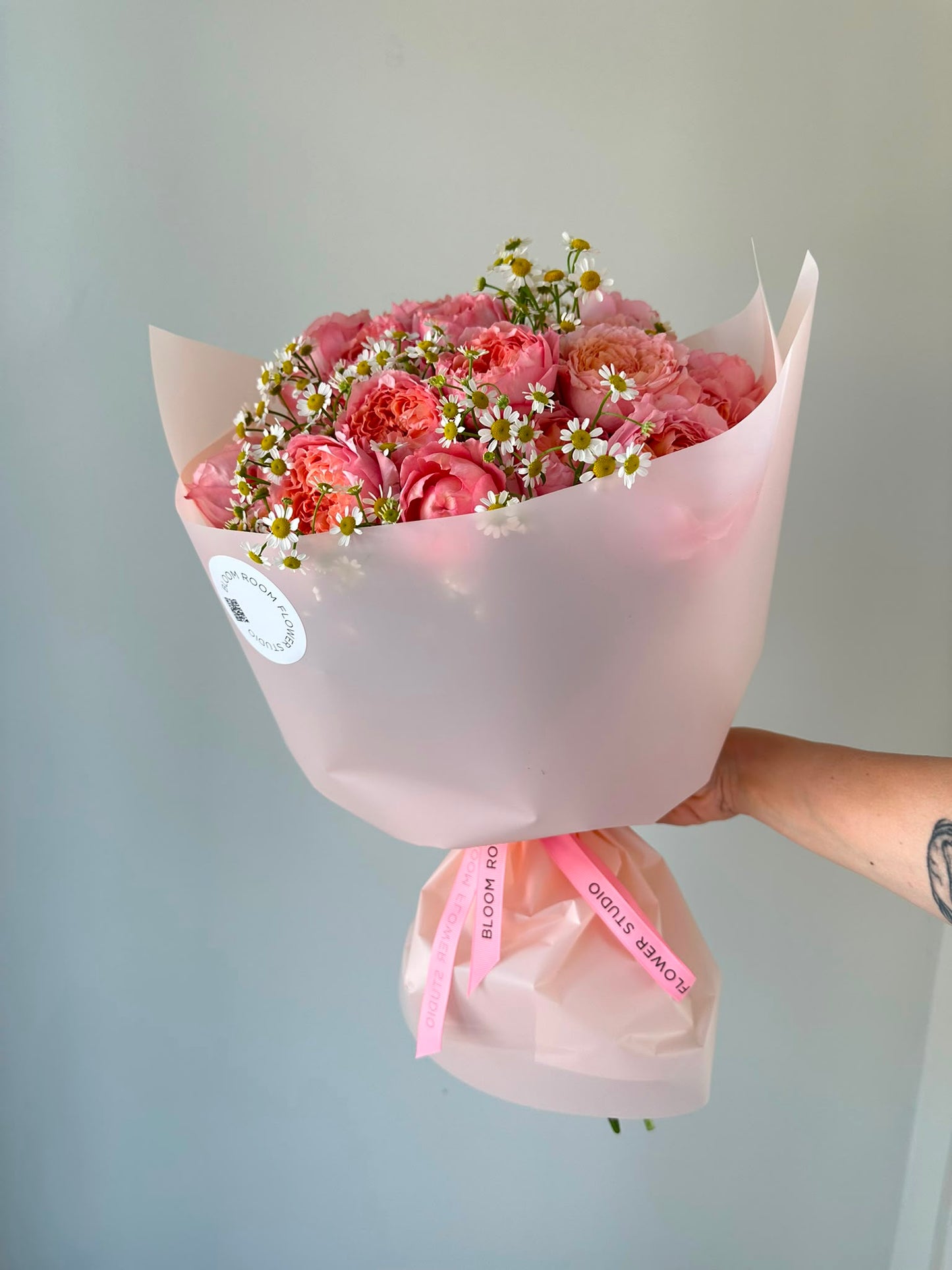 "Julietta” Garden Peony Roses with Daisies