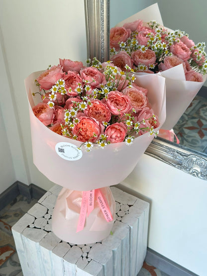 "Julietta” Garden Peony Roses with Daisies