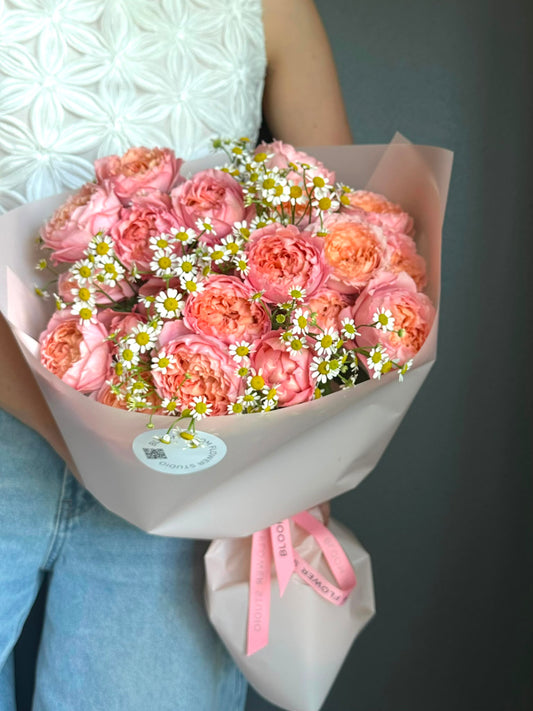 "Julietta” Garden Peony Roses with Daisies – BloomRoom.ee, fresh flowers in Tallinn