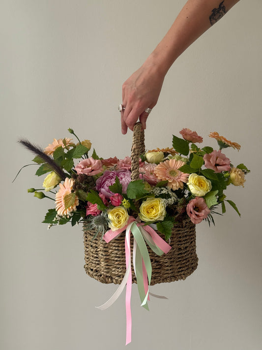 Flower bascet with summer bloomers 🧡 – BloomRoom.ee, fresh flowers in Tallinn