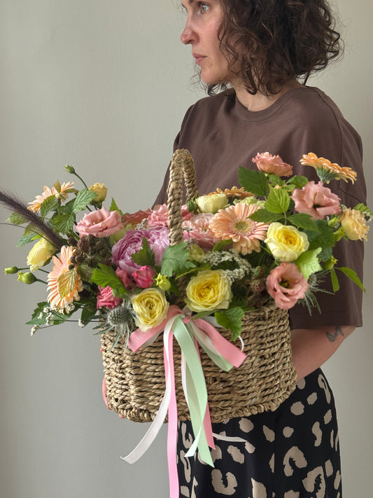Flower bascet with summer bloomers 🧡 – BloomRoom.ee, fresh flowers in Tallinn