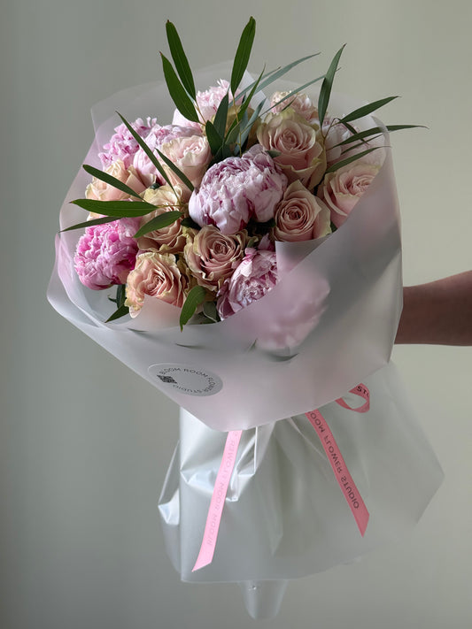 "Peony and roses makes pink foam” Maxi Bouquet – BloomRoom.ee, fresh flowers in Tallinn
