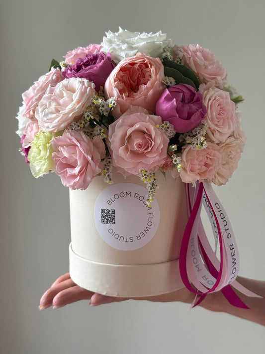 Mini Bloom Box «Gentle Touch 🌸 » – BloomRoom.ee, fresh flowers in Tallinn