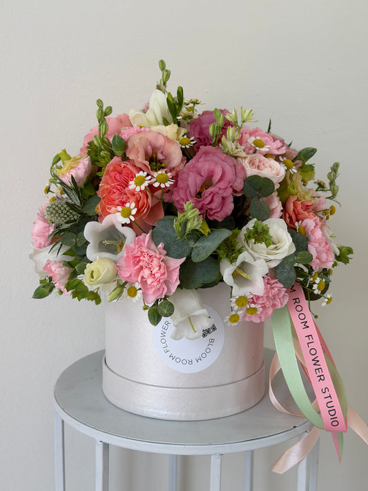 Summer flowers mix in mini Bloom Box – BloomRoom.ee, fresh flowers in Tallinn