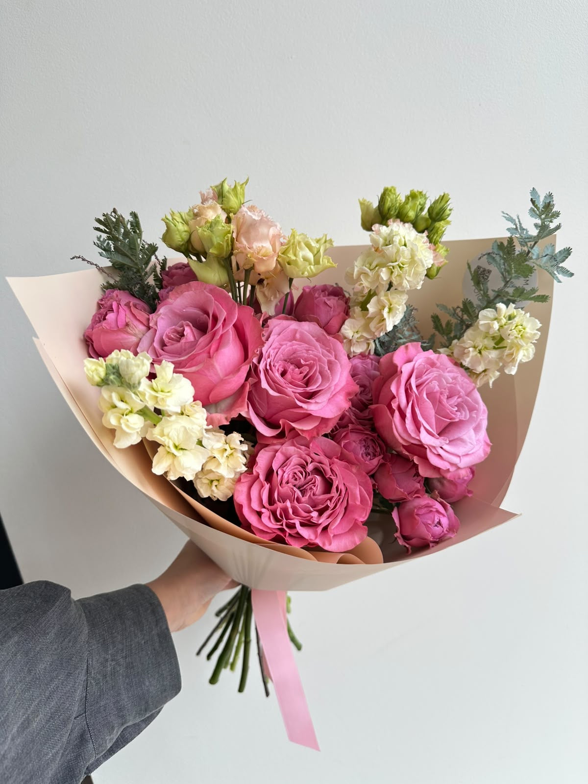 „Blooming Love“ kimp roosade Queens Crown rooside, kobarrooside, preeriakella ja levkoiga virsikukarva pakendis