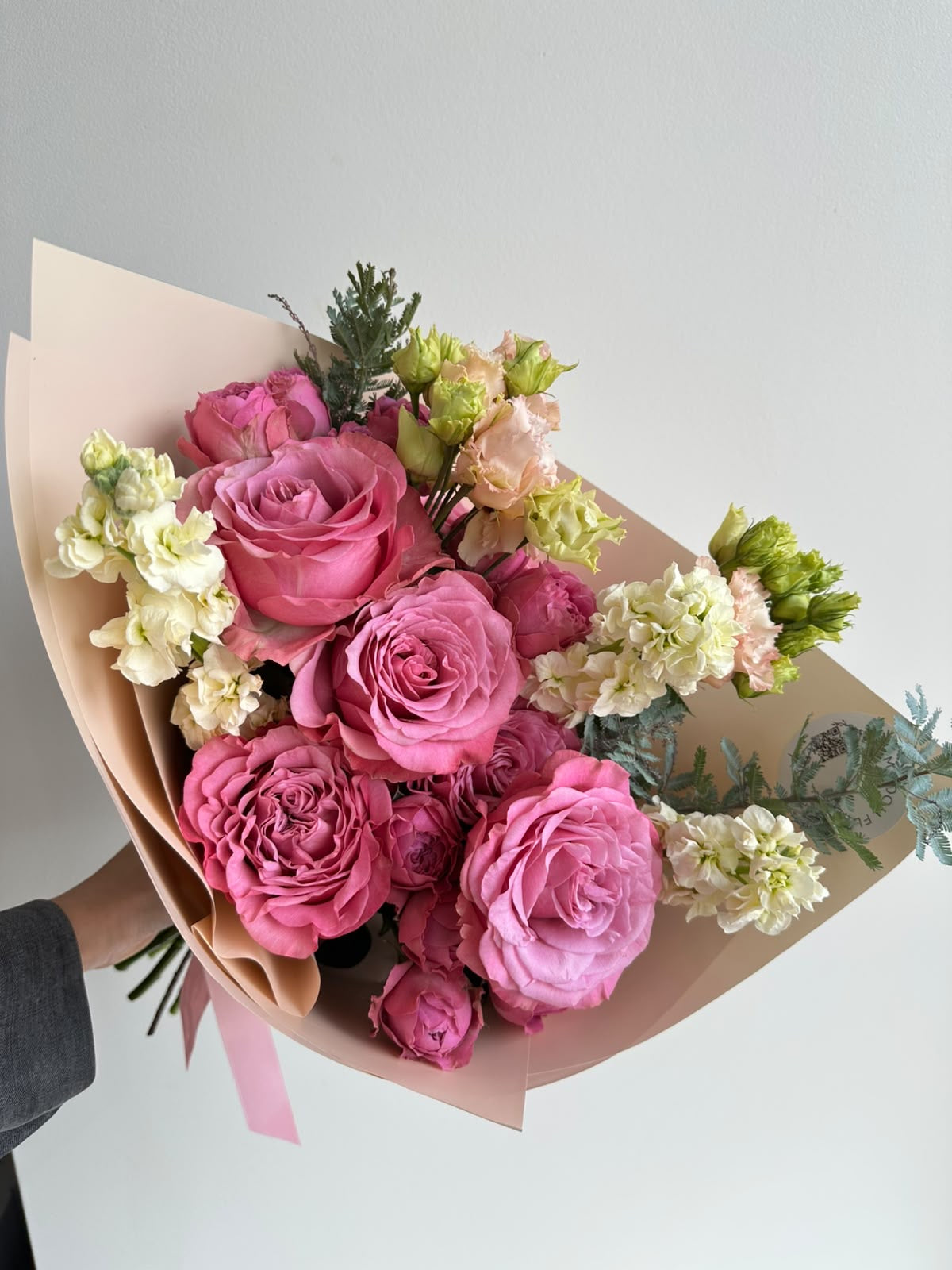 „Blooming Love“ kimp roosade Queens Crown rooside, kobarrooside, preeriakella ja levkoiga virsikukarva pakendis