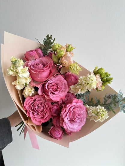 „Blooming Love“ kimp roosade Queens Crown rooside, kobarrooside, preeriakella ja levkoiga virsikukarva pakendis