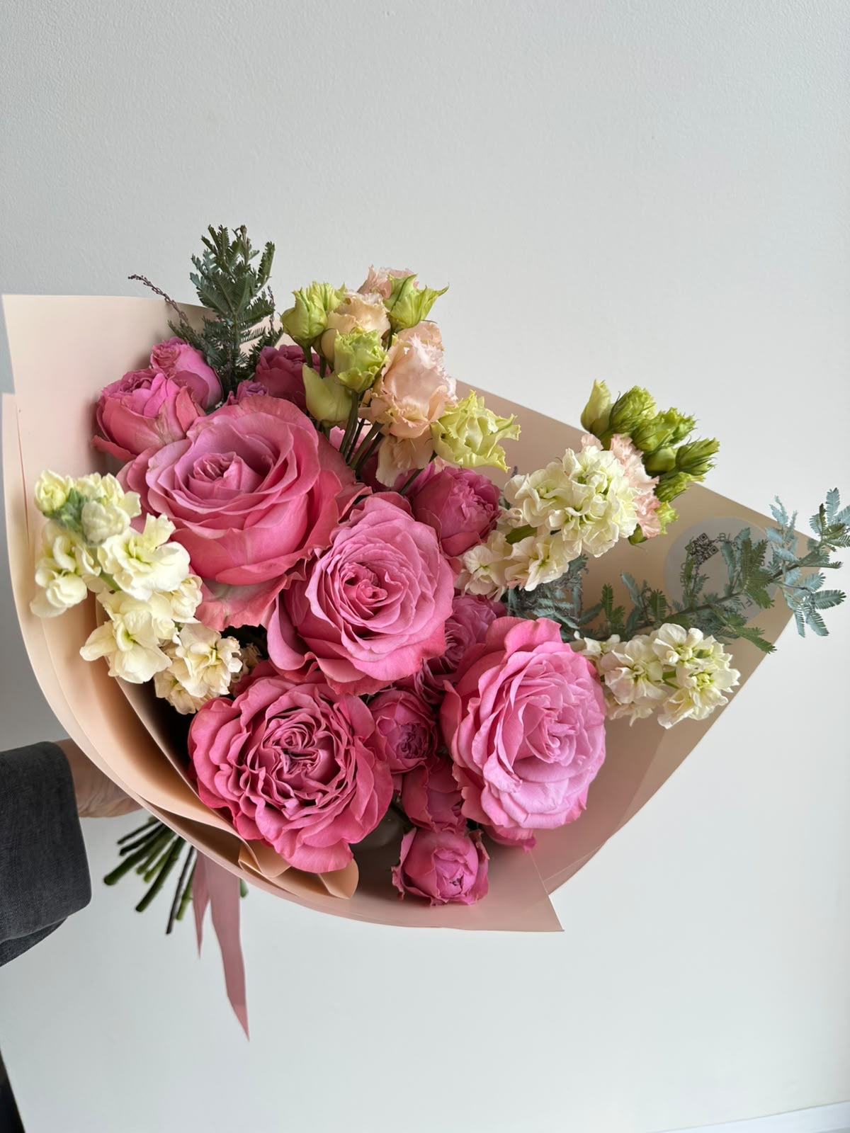 „Blooming Love“ kimp roosade Queens Crown rooside, kobarrooside, preeriakella ja levkoiga virsikukarva pakendis