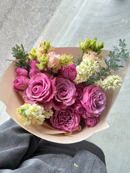 „Blooming Love“ kimp roosade Queens Crown rooside, kobarrooside, preeriakella ja levkoiga virsikukarva pakendis