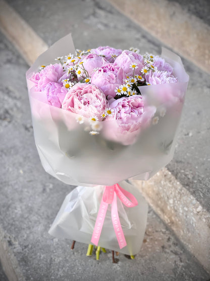 Авторский арт-букет / Signature bouquet by Best Florist in Tallinn includes seasonal flowers wrapped in waterproof paper, tied with branded ribbon, with a sticker and care instructions included.