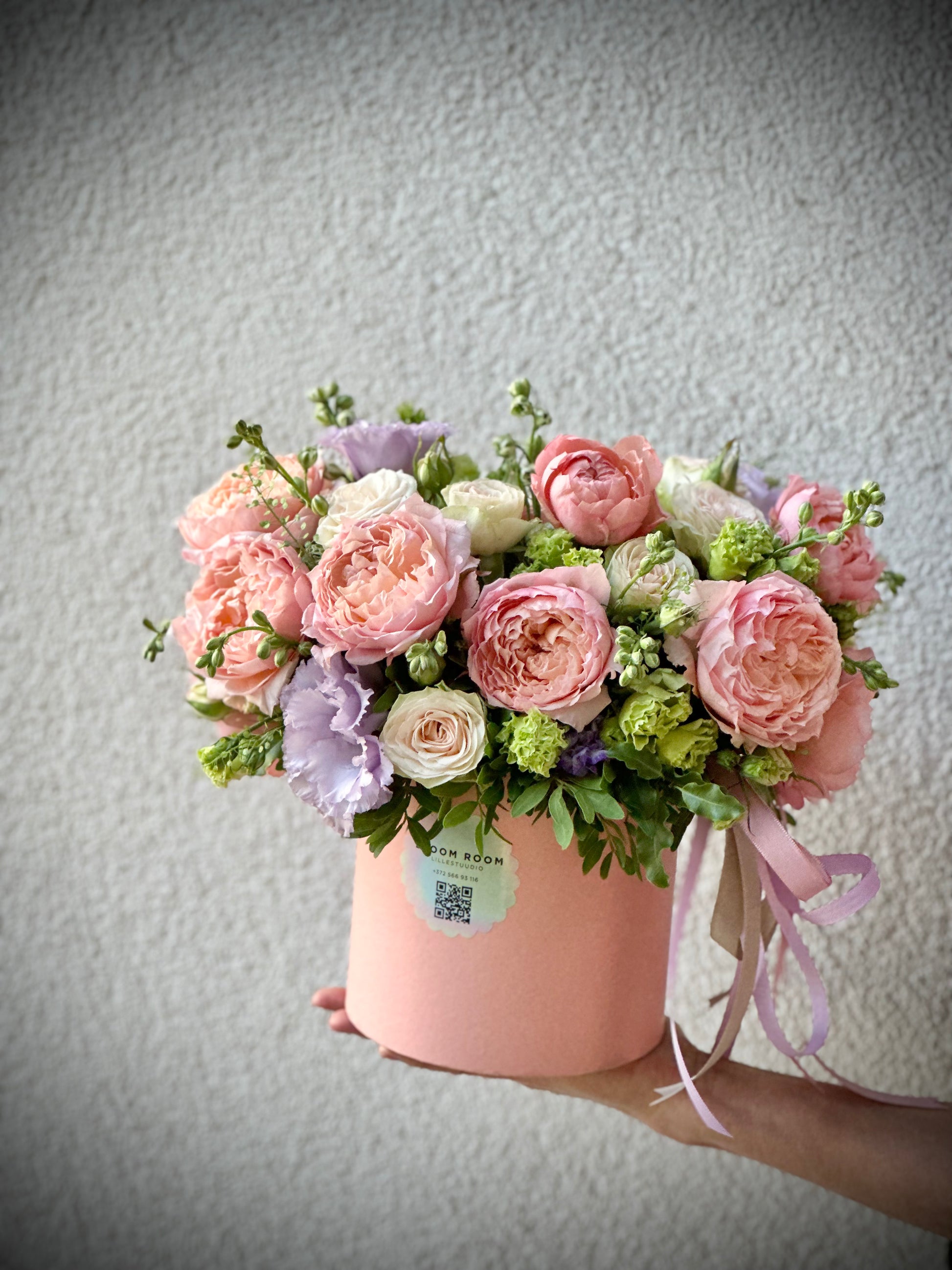 Авторский арт-букет / Signature bouquet by Best Florist in Tallinn includes seasonal flowers wrapped in waterproof paper, tied with branded ribbon, with a sticker and care instructions included.