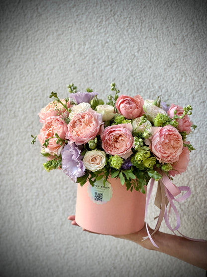 Авторский арт-букет / Signature bouquet by Best Florist in Tallinn includes seasonal flowers wrapped in waterproof paper, tied with branded ribbon, with a sticker and care instructions included.
