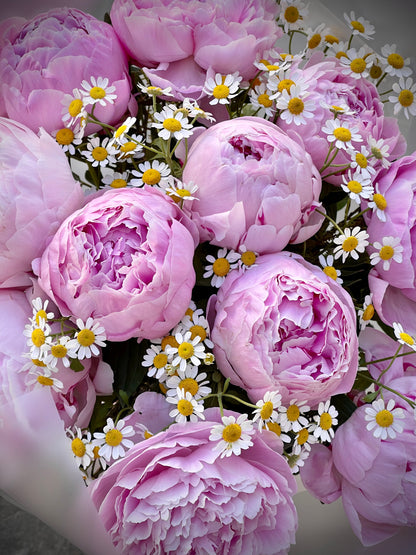 Авторский арт-букет / Signature bouquet by Best Florist in Tallinn includes seasonal flowers wrapped in waterproof paper, tied with branded ribbon, with a sticker and care instructions included.