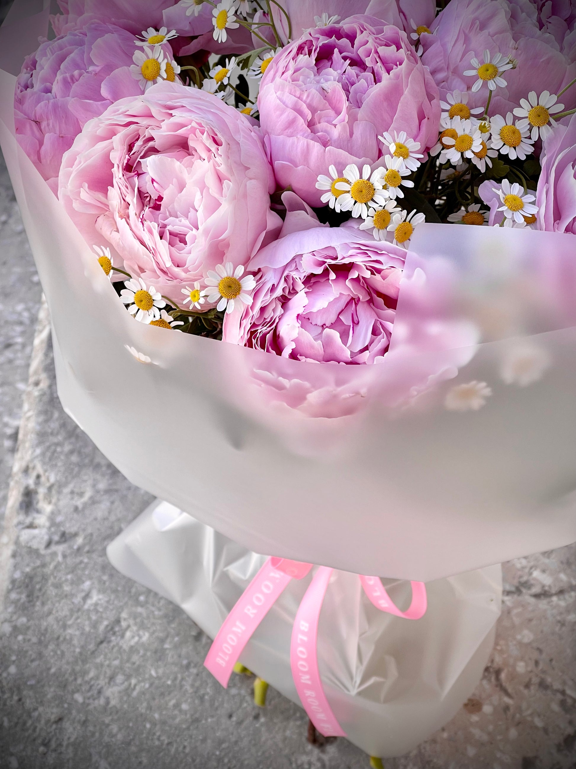 Авторский арт-букет / Signature bouquet by Best Florist in Tallinn includes seasonal flowers wrapped in waterproof paper, tied with branded ribbon, with a sticker and care instructions included.