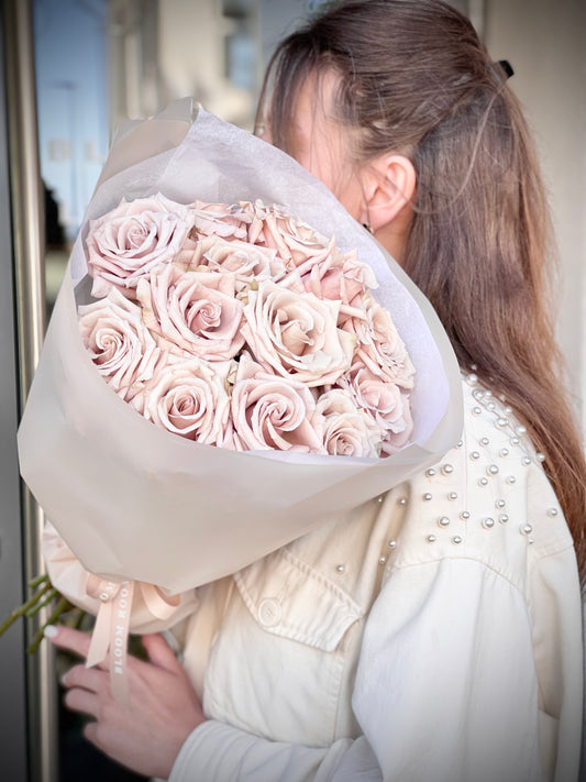 Авторский арт-букет / Signature bouquet by Best Florist in Tallinn includes seasonal flowers wrapped in waterproof paper, tied with branded ribbon, with a sticker and care instructions included.