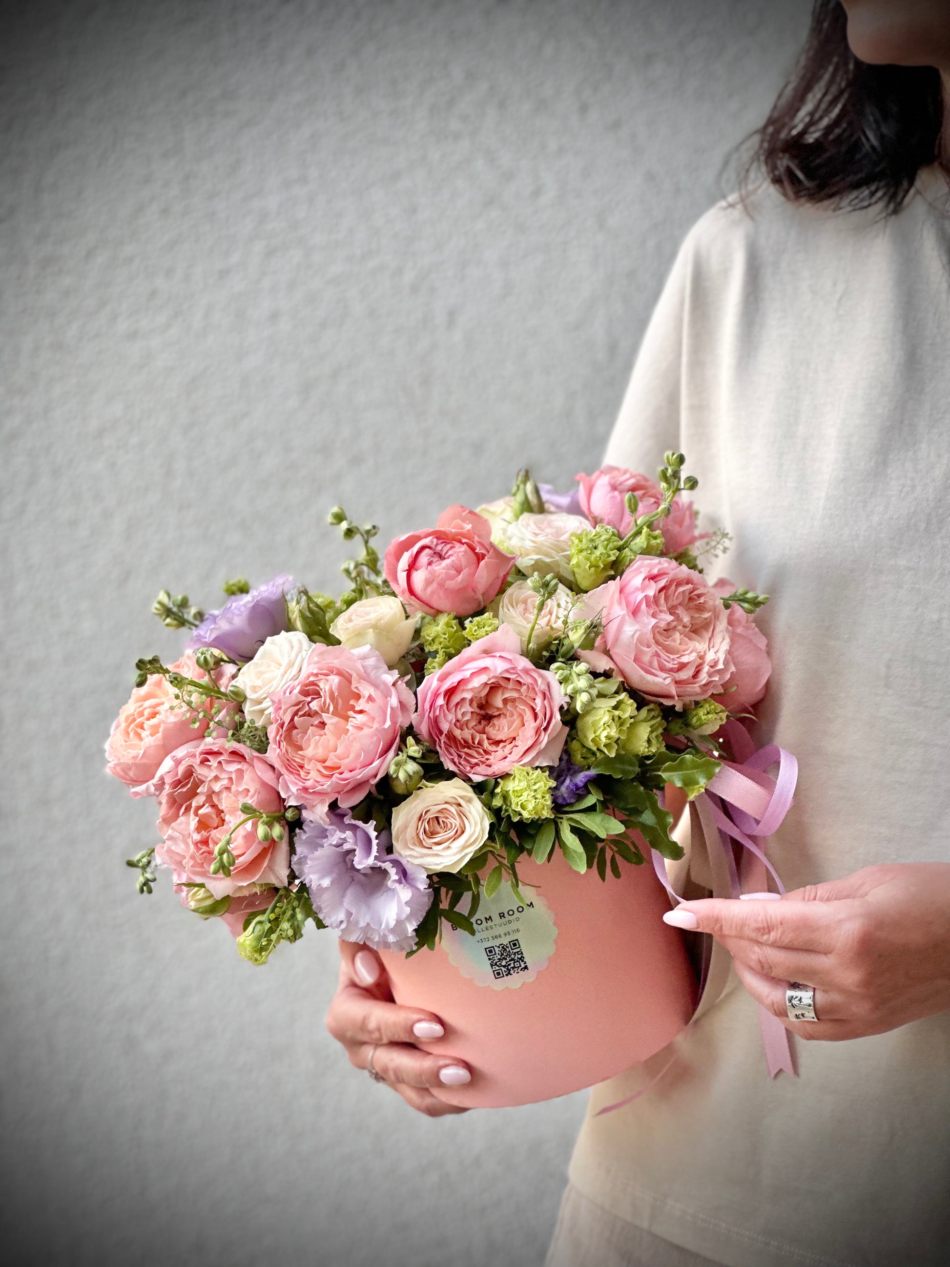 Авторский арт-букет / Signature bouquet by Best Florist in Tallinn includes seasonal flowers wrapped in waterproof paper, tied with branded ribbon, with a sticker and care instructions included.