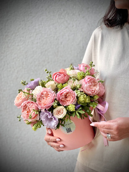 Авторский арт-букет / Signature bouquet by Best Florist in Tallinn includes seasonal flowers wrapped in waterproof paper, tied with branded ribbon, with a sticker and care instructions included.