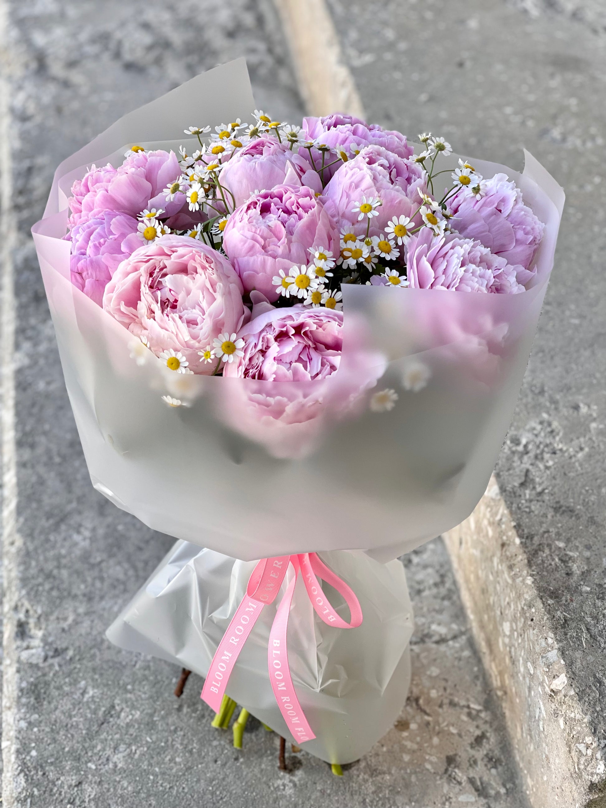 Авторский арт-букет / Signature bouquet by Best Florist in Tallinn includes seasonal flowers wrapped in waterproof paper, tied with branded ribbon, with a sticker and care instructions included.