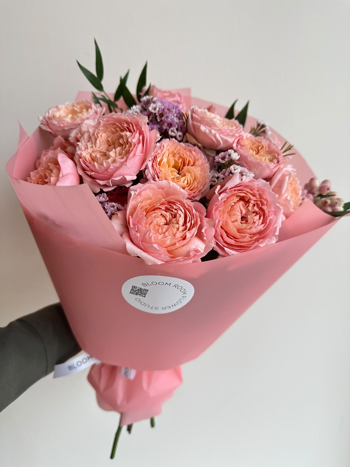 Кустовые розы «Julietta» с wax flower в розовой упаковке