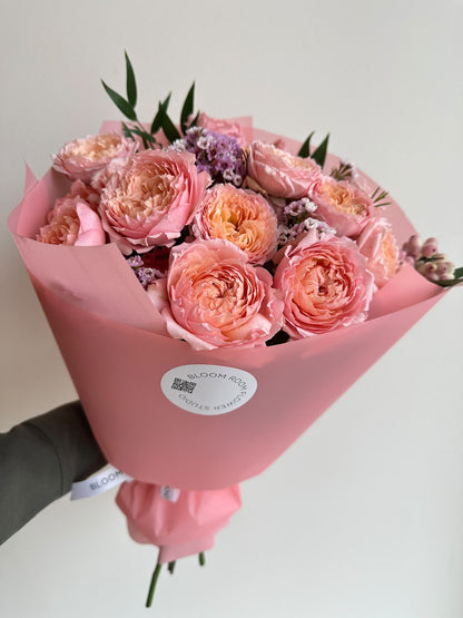 Кустовые розы «Julietta» с wax flower в розовой упаковке