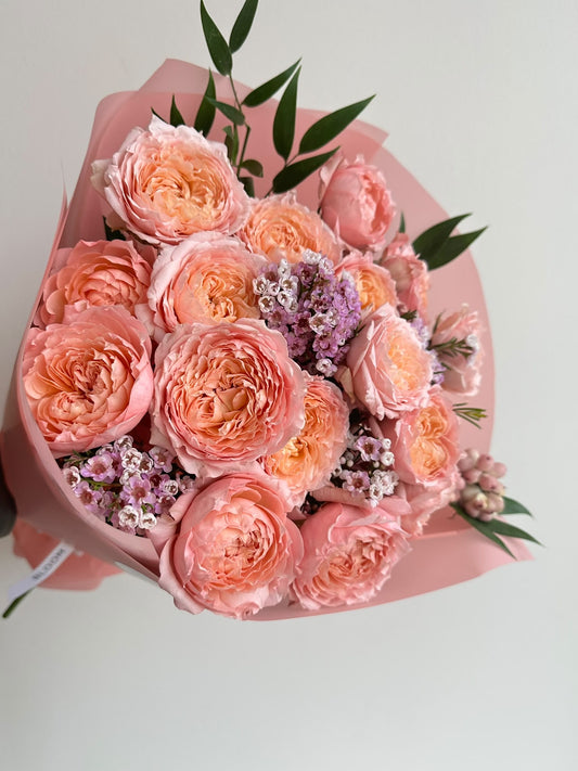 «Джульетта» кустовые розы с wax flower – BloomRoom.ee, свежие цветы в Таллине