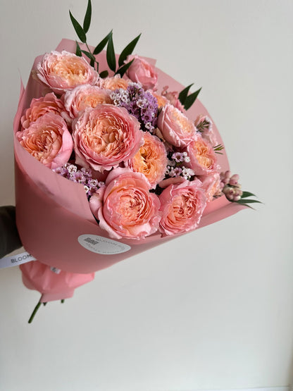 Кустовые розы «Julietta» с wax flower в розовой упаковке