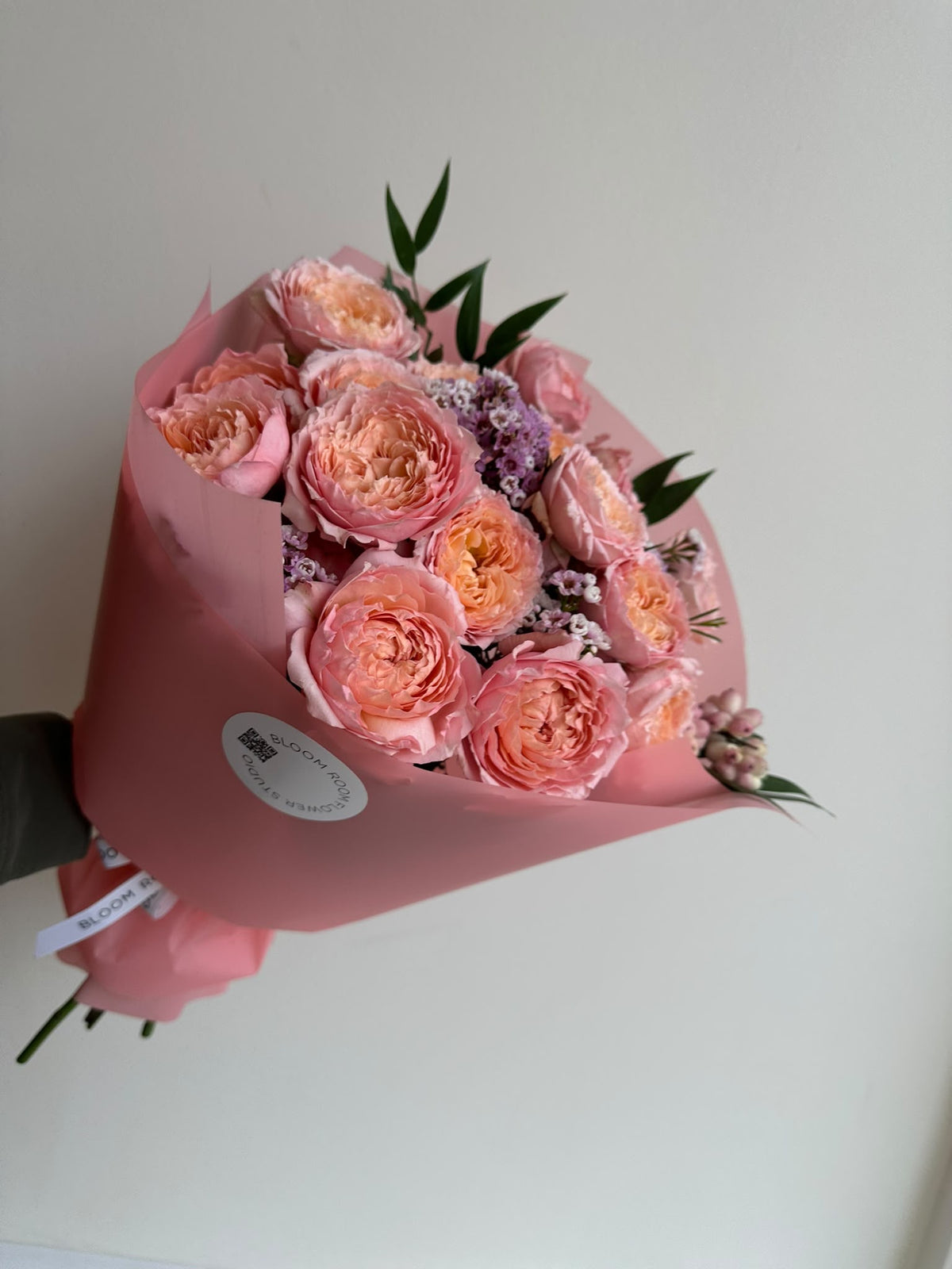 Кустовые розы «Julietta» с wax flower в розовой упаковке