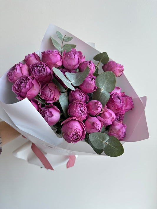Букет «Lilac Whisper» из сиренево-розовых пионовидных кустовых роз Misty Bubbles с эвкалиптом в белой упаковке – BloomRoom.ee, свежие цветы в Таллине