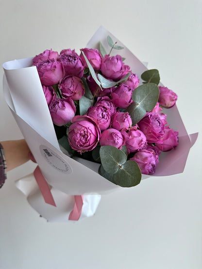 Букет «Lilac Whisper» из сиренево-розовых пионовидных кустовых роз Misty Bubbles с эвкалиптом в белой упаковке