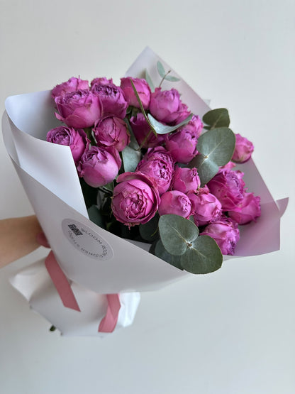 Букет «Lilac Whisper» из сиренево-розовых пионовидных кустовых роз Misty Bubbles с эвкалиптом в белой упаковке